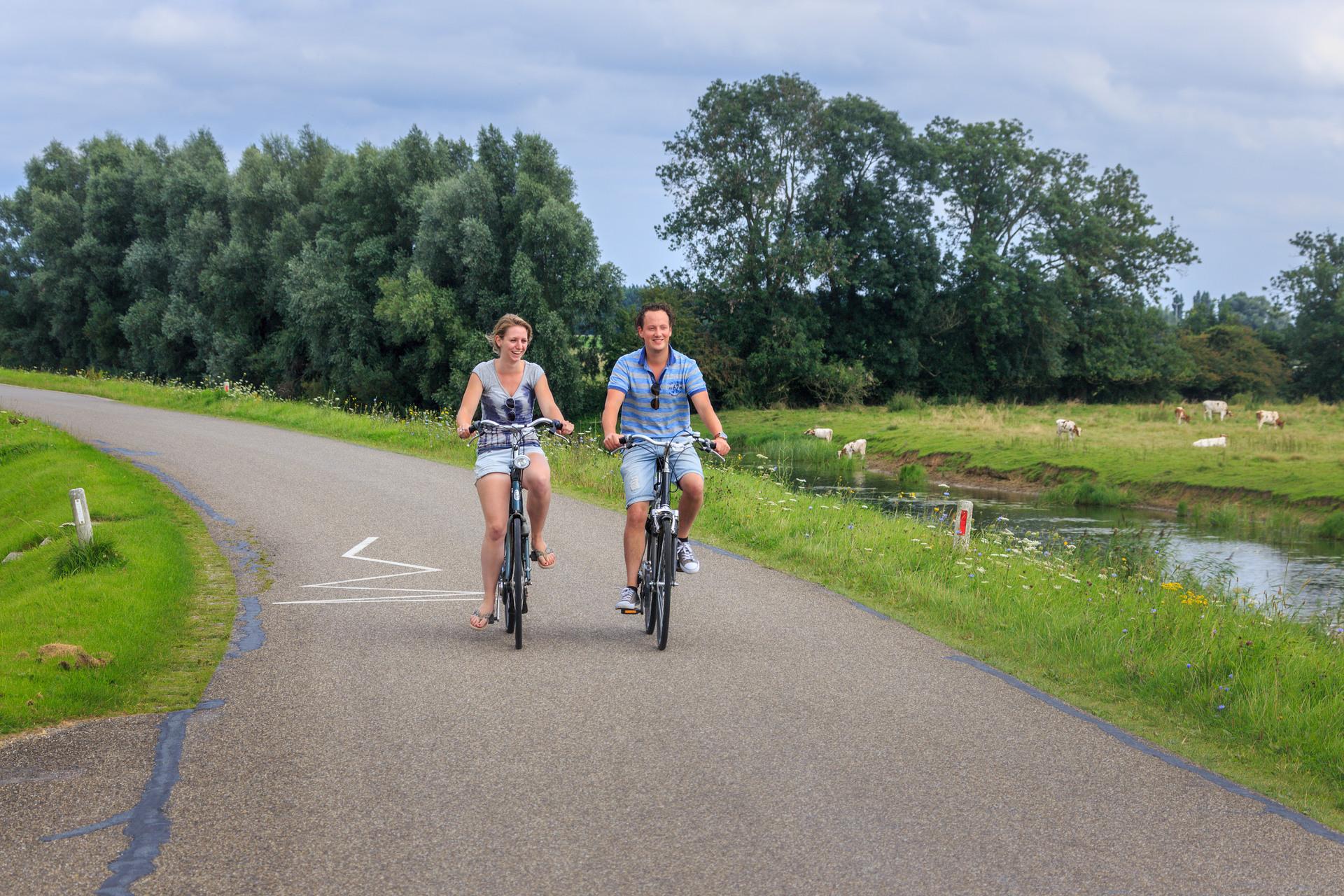 Fietsers langs de rivier