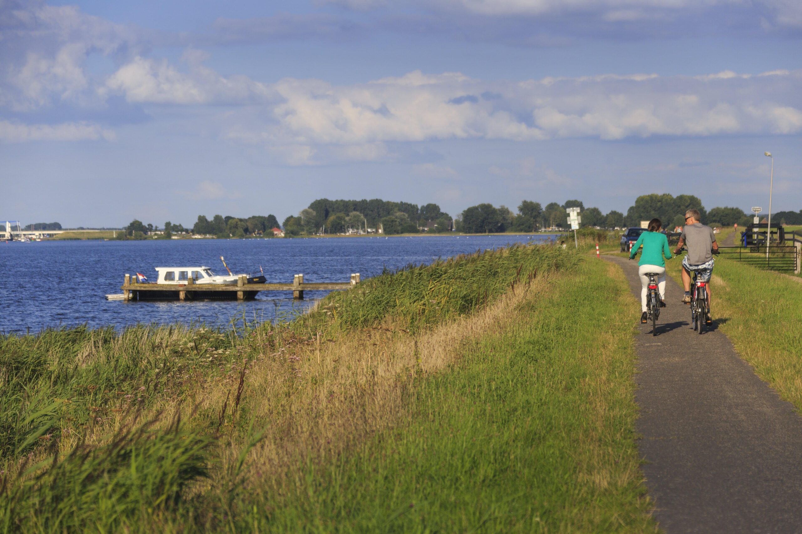 Fietsers langs het water